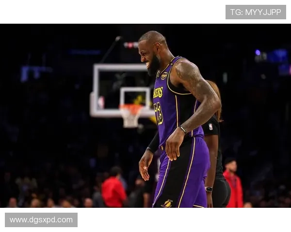 NBA赛季最新动态：詹姆斯伤情更新 探讨湖人未来战术调整与季后赛前景